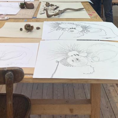 Tisch mit Zeichnungen